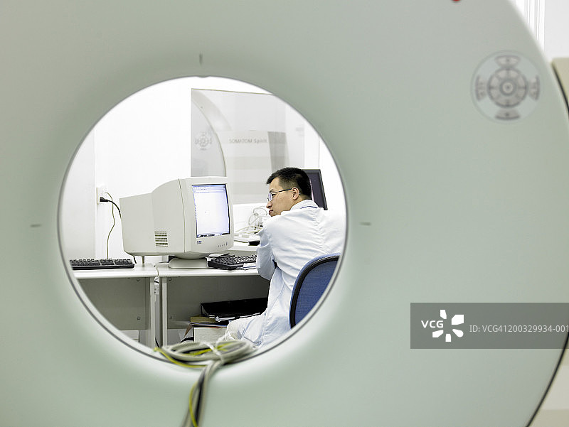 工人坐在电脑前（后视图）图片素材