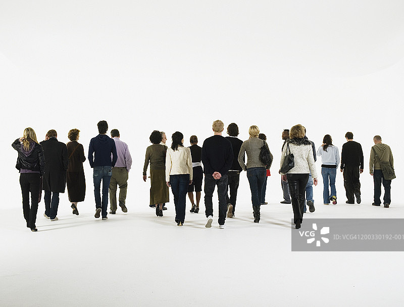 一群人走路的背影图片素材