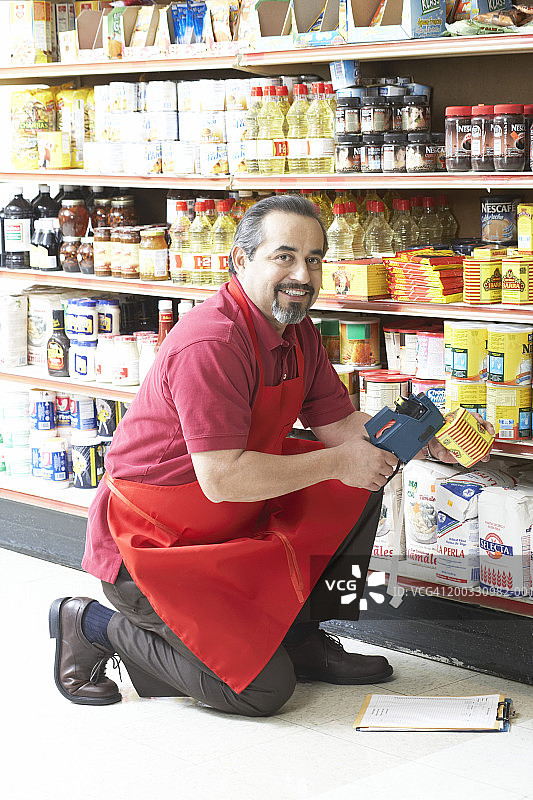 男售货员用条形码阅读器解读食品价格图片素材