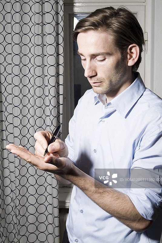 男子在手上写字图片素材