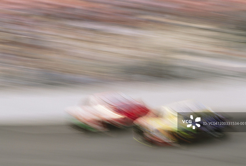 赛道上两辆赛车竞速（模糊运动）图片素材