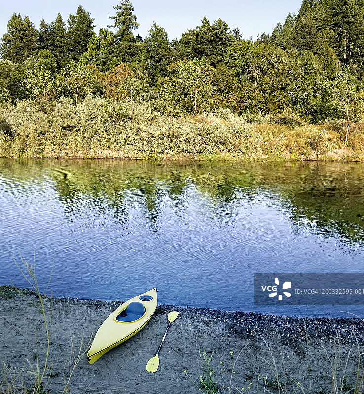 秋季河岸上的皮划艇远景图片素材