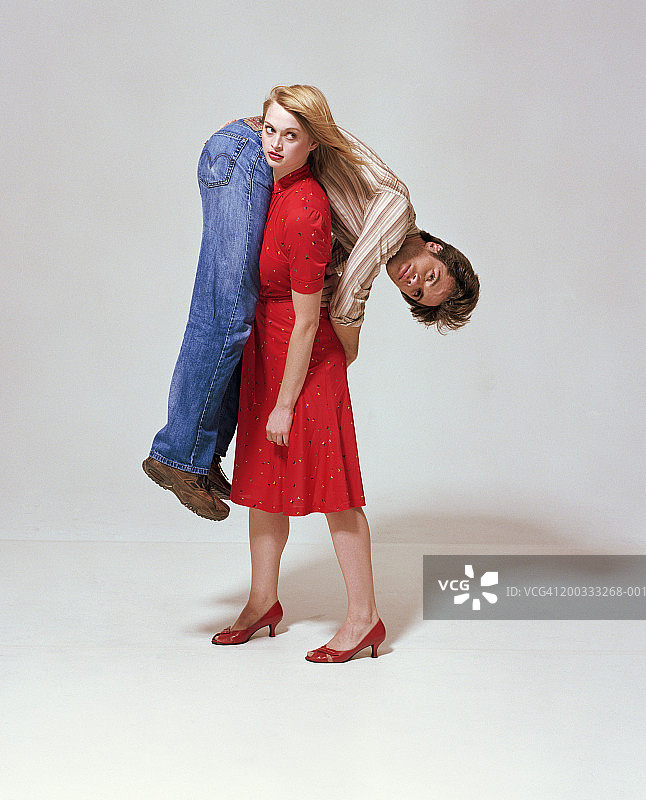 扛着男人的女人图片素材