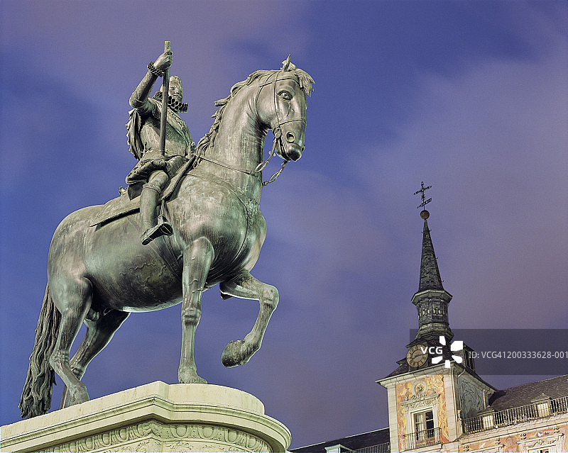 西班牙马德里马约尔广场腓力三世雕像黄昏景色图片素材