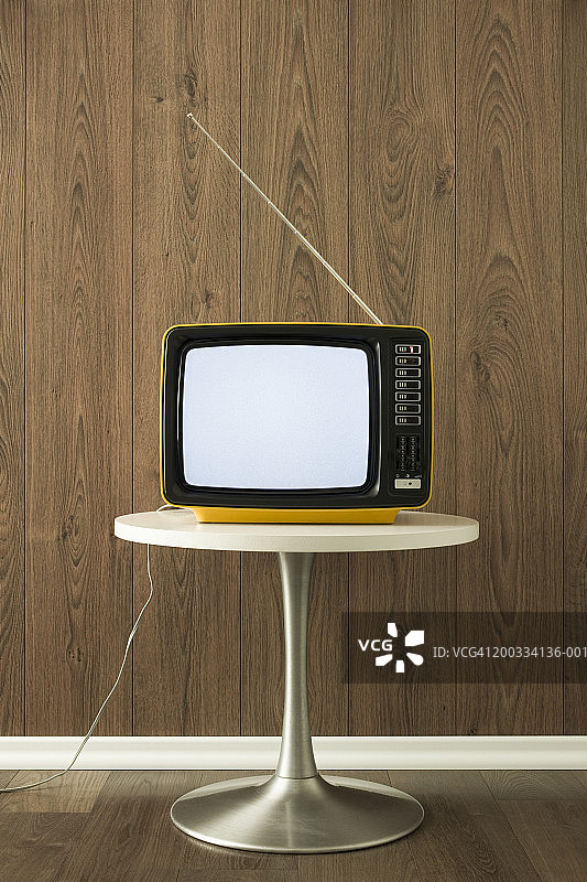 桌子上的便携式电视机图片素材