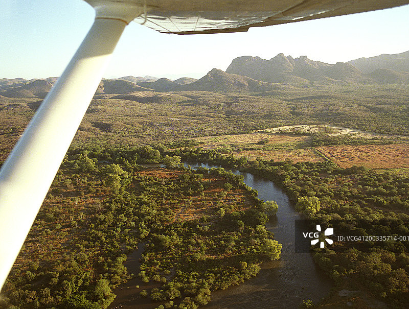 墨西哥阿拉莫斯，飞越马约河的私人飞机图片素材