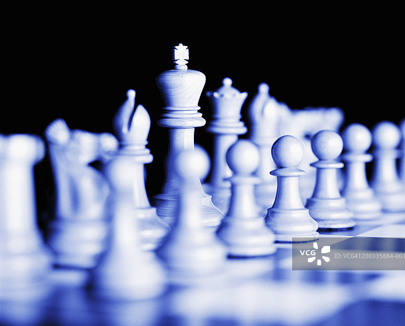 棋盘上的国际象棋棋子（数字增强）图片素材