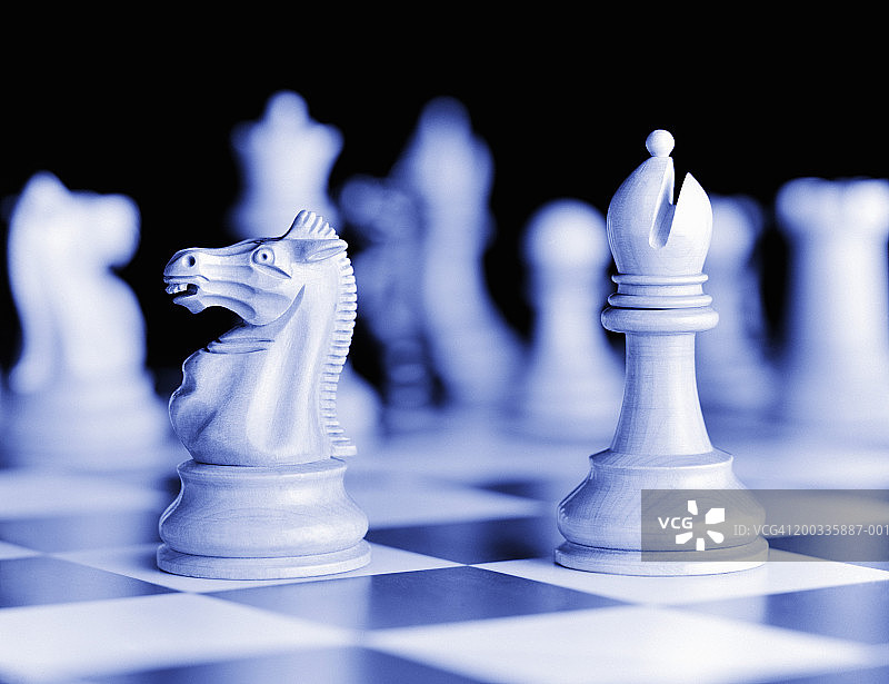 棋盘上的国际象棋棋子（数字增强）图片素材