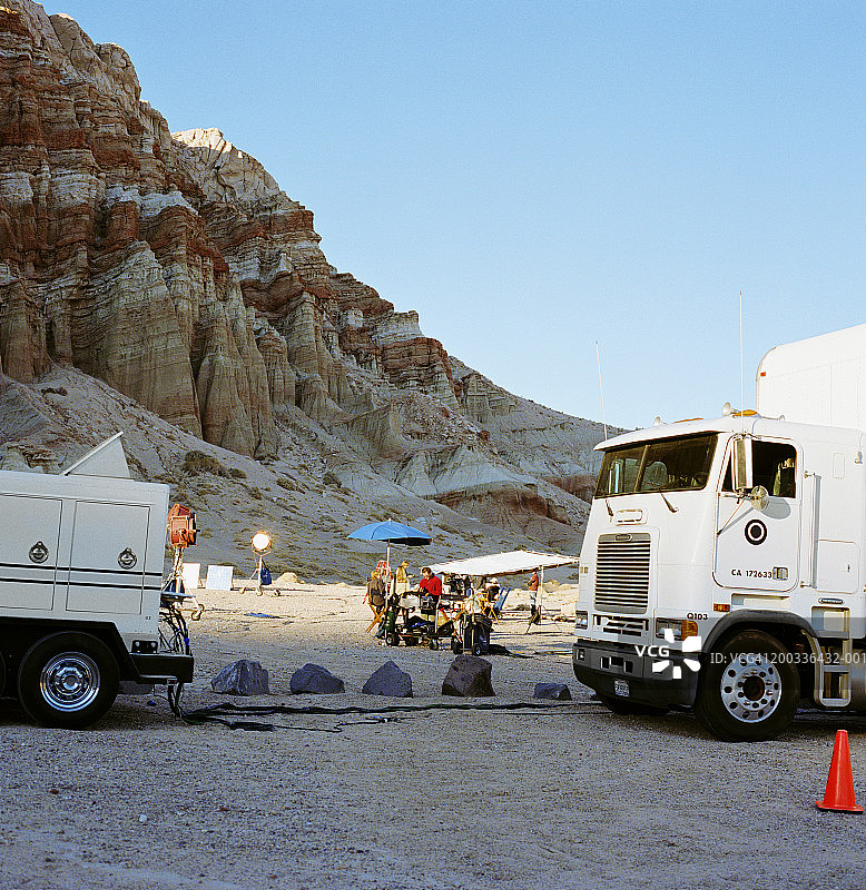 电影剧组在沙漠拍摄间隙休息图片素材