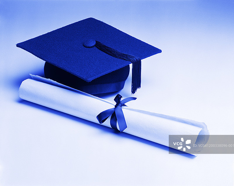 毕业帽和证书特写图片素材