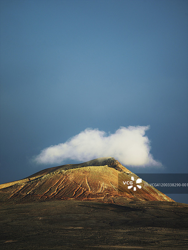 加那利群岛兰萨罗特岛：科罗拉多峰火山之上的云彩图片素材