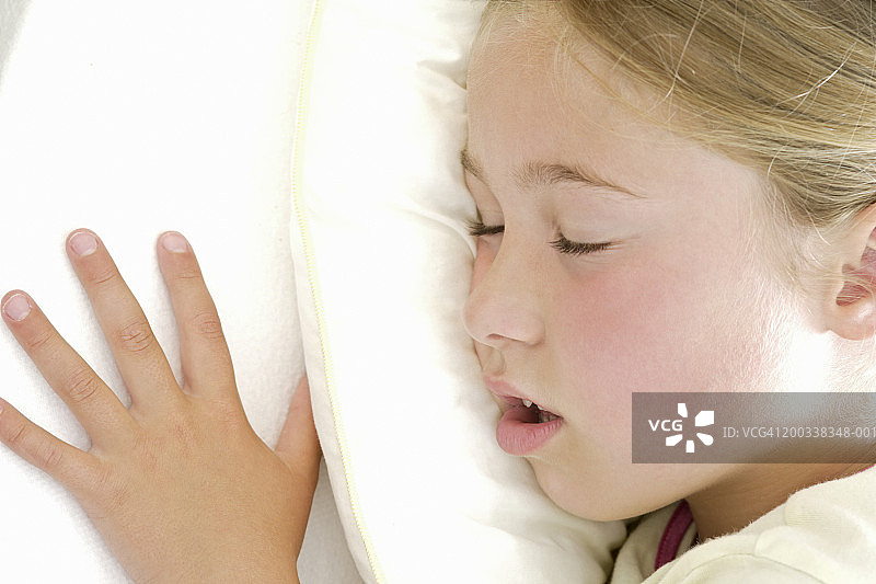 熟睡在床上的女孩（7-9岁），特写图片素材