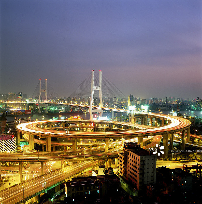 中国上海南浦大桥夜景车流（长曝光）图片素材