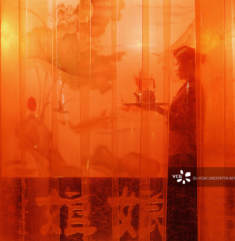 中国北京茶馆女服务员托盘茶壶图片素材