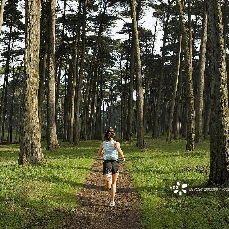 美国加利福尼亚州旧金山市在人行道上慢跑的女子（后视图）图片素材
