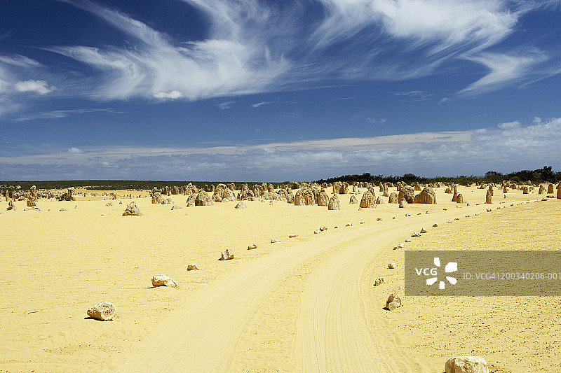 澳大利亚南邦国家公园：石灰岩柱旁的沙漠公路图片素材