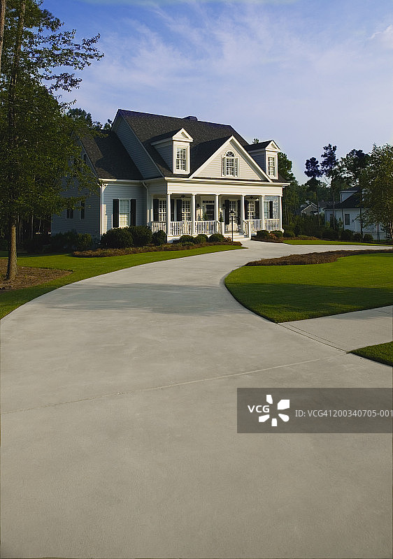 房屋外观和环形车道图片素材