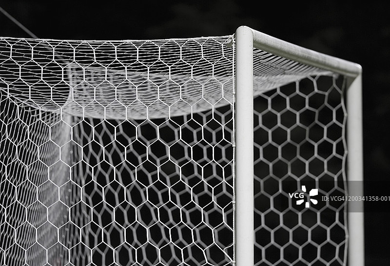 足球球门和球网特写，夜晚图片素材