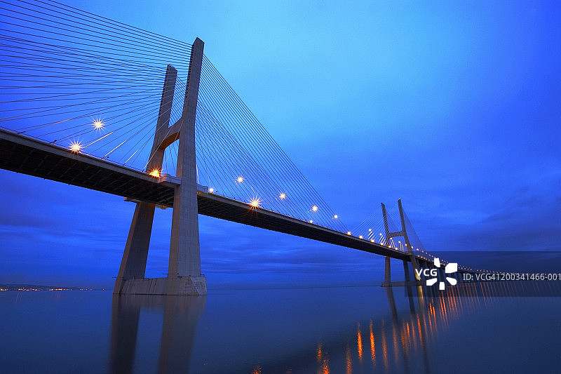 葡萄牙里斯本瓦斯科达伽马大桥夜景图片素材