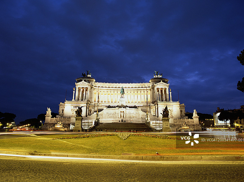 意大利罗马：维托里亚诺纪念馆夜景图片素材