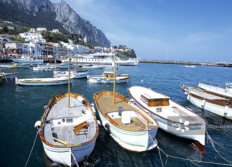 意大利卡普里岛马里纳格兰德港口的船只图片素材