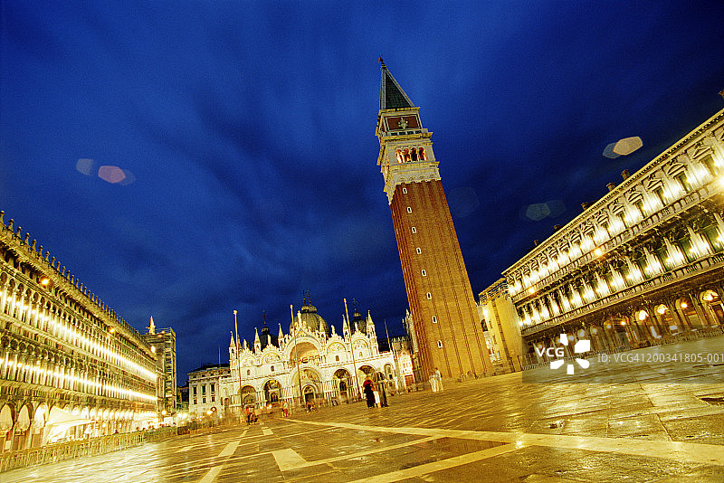 意大利威尼斯圣马可广场和钟楼夜景灯光图片素材