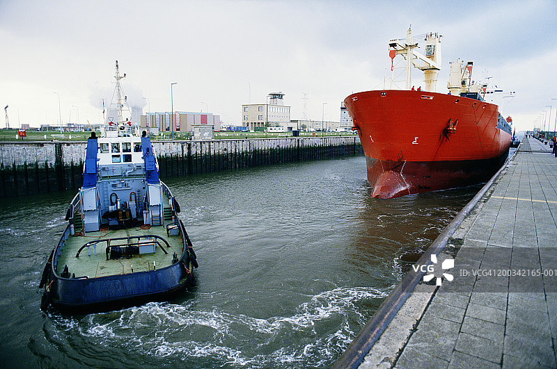 比利时安特卫普港口集装箱船和船只图片素材
