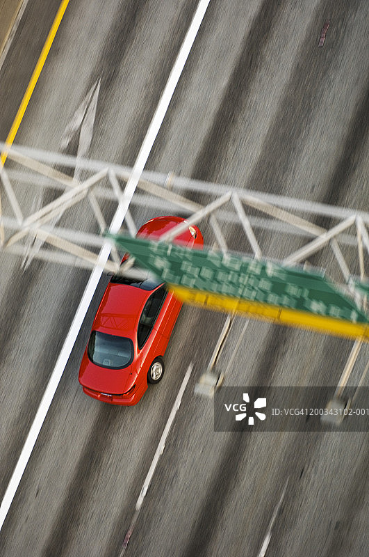 汽车在高速公路上行驶（模糊效果）图片素材