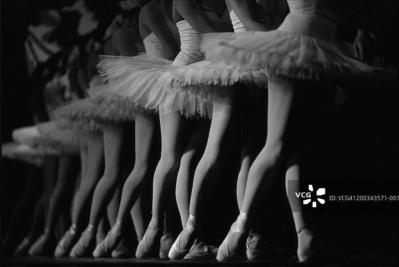 芭蕾舞女演员表演（下半身，黑白虚化）图片素材