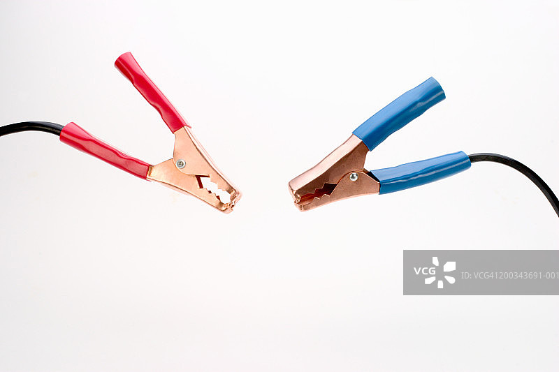 两个蓄电池跨接电缆夹的特写图片素材