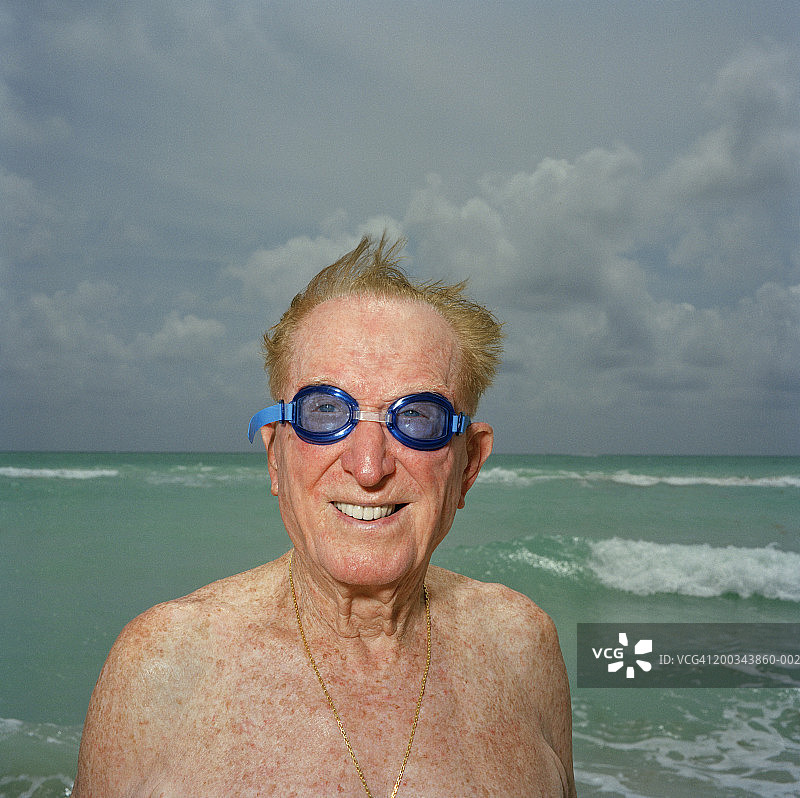 在海滩戴着游泳镜的年长男人特写肖像图片素材