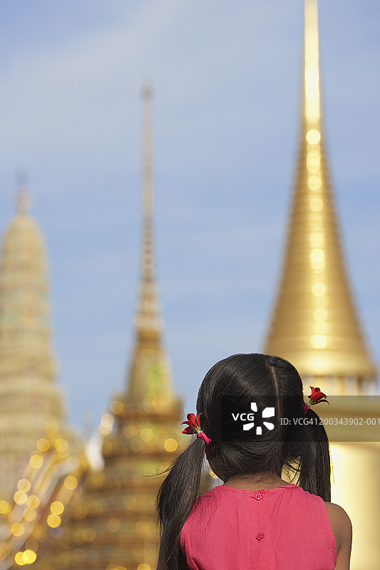 泰国曼谷玉佛寺大皇宫旁的女孩（4-6岁）图片素材