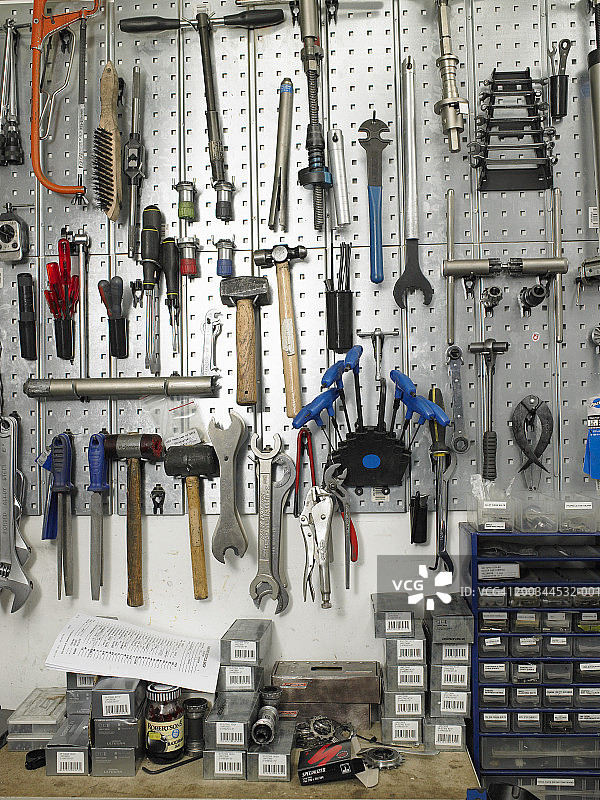 悬挂在墙上的工具图片素材