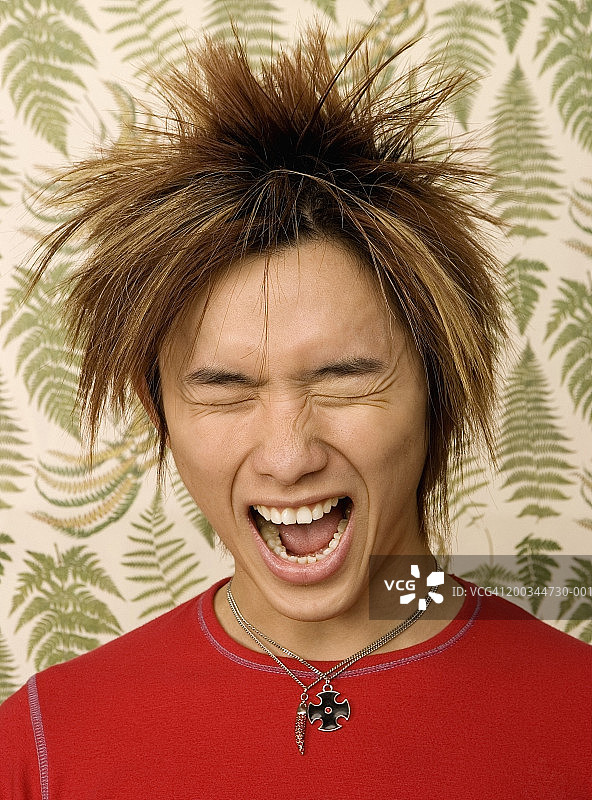 闭着眼睛张着嘴的年轻男子特写图片素材