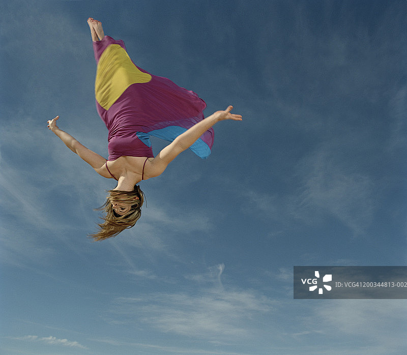 从空中坠落的女子（动态模糊）图片素材