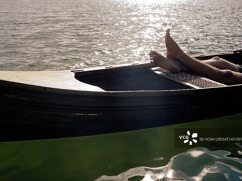 年轻男人在小船中放松（局部）图片素材