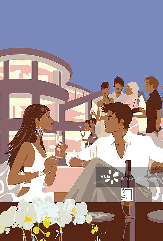 年轻情侣在派对上喝香槟图片素材