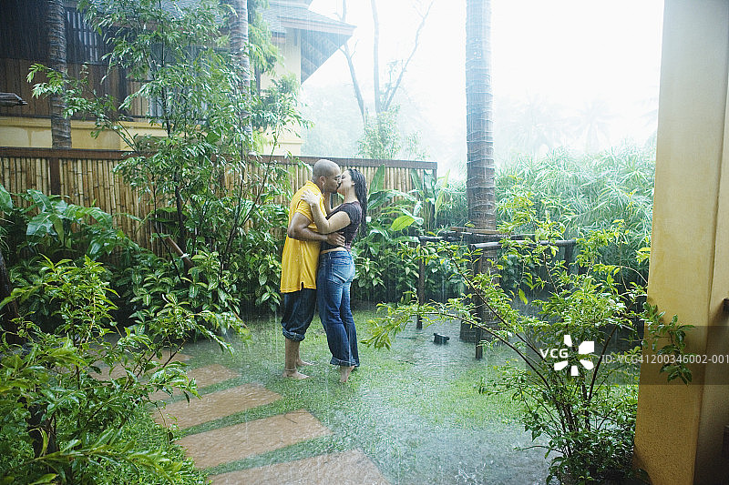 泰国苏梅岛雨中接吻的情侣侧影图片素材