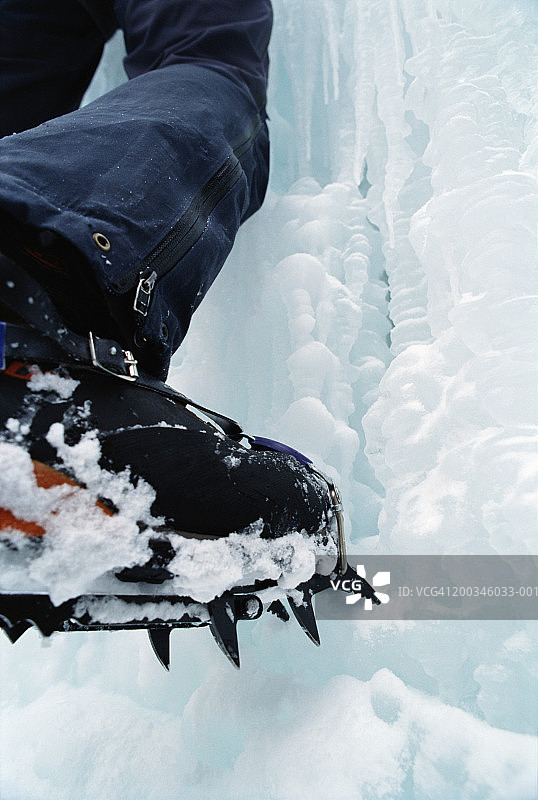 冰上攀岩靴和冰爪特写图片素材