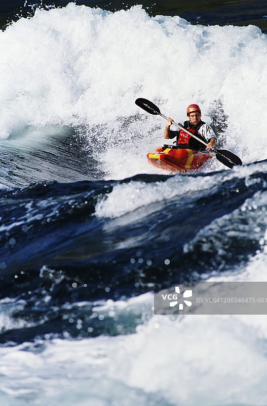 男人在斯库库姆查克激流中划白水皮划艇图片素材