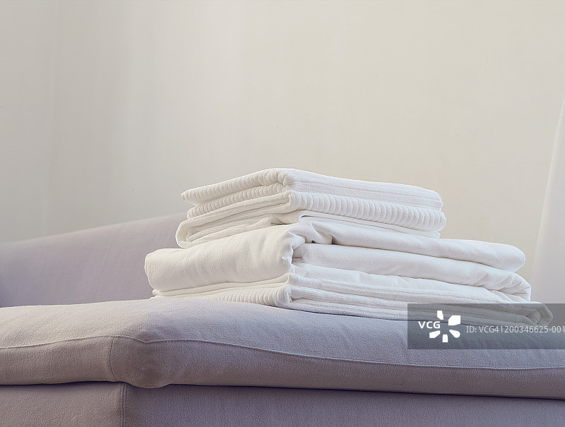沙发边缘的折叠床单，特写图片素材