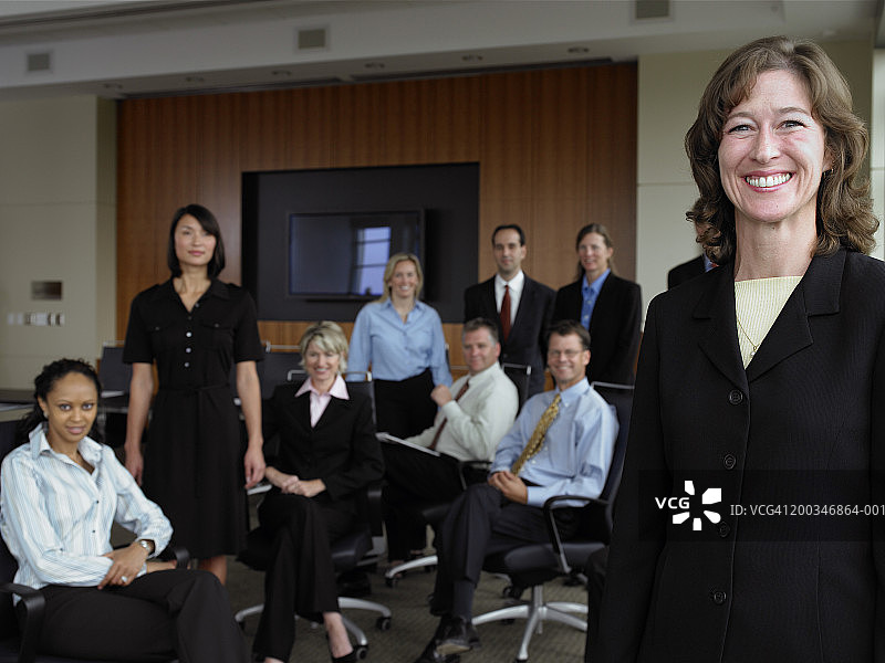 会议室里的高管团队（焦点在前台的女性身上）图片素材