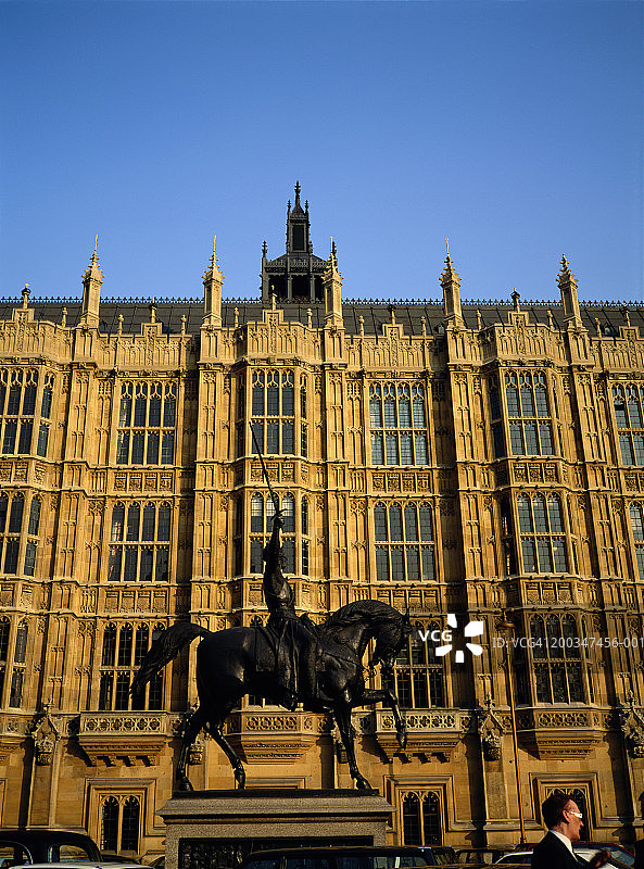 英国伦敦议会大厦前的理查国王雕像，夜景图片素材