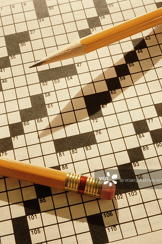 纵览视角下的两支铅笔和纵横字谜图片素材