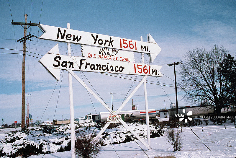 美国堪萨斯州爱德华兹县圣菲小径上的里程碑图片素材