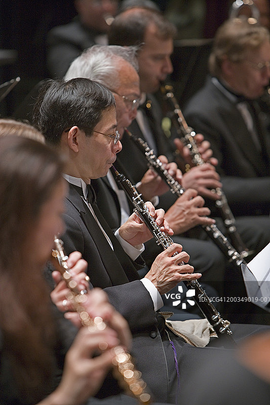管弦乐团木管乐器演奏者（聚焦双簧管）图片素材