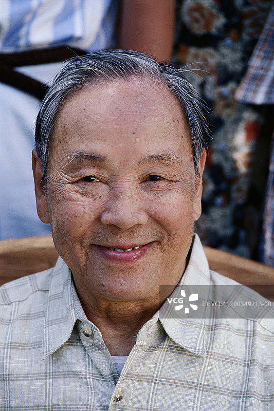 年长的男人面带微笑的肖像图片素材