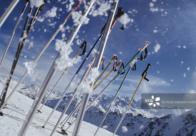 雪坡上的滑雪杖图片素材