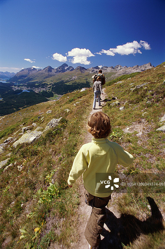 瑞士：父子在山区徒步旅行（后视图）图片素材