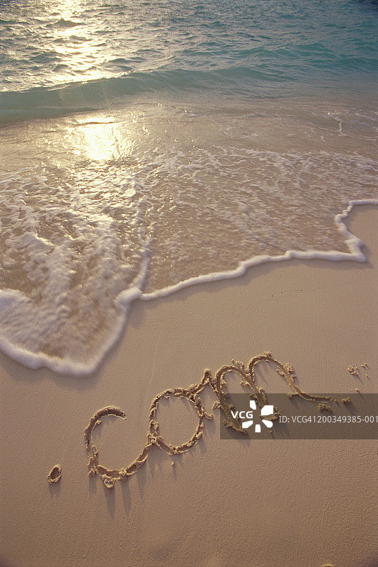 海滩上的“.com”字样，日落图片素材